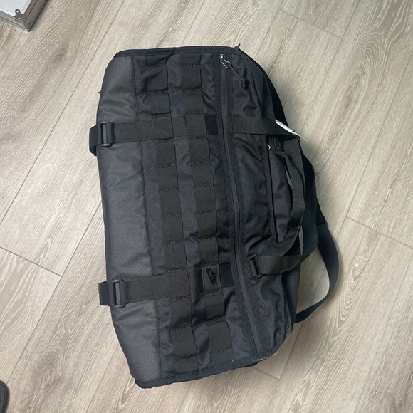 Nike Duffle Bag - Picture 4 of 5